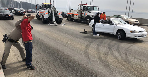 Tres Mustangs cortan el puente de la Bahía de San Francisco para hacer trompos