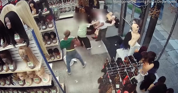 Pelea entre un hombre y empleados de una tienda de pelucas al intentar robar en el local