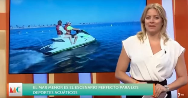 Una reportera de 'Murcia Conecta' se cae al agua desde una moto de agua en directo