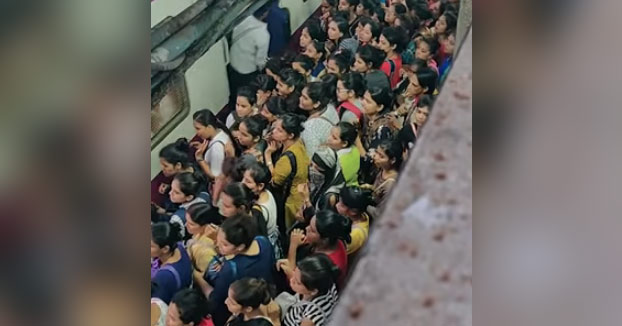 La locura de viajar en tren en Mumbai en hora punta