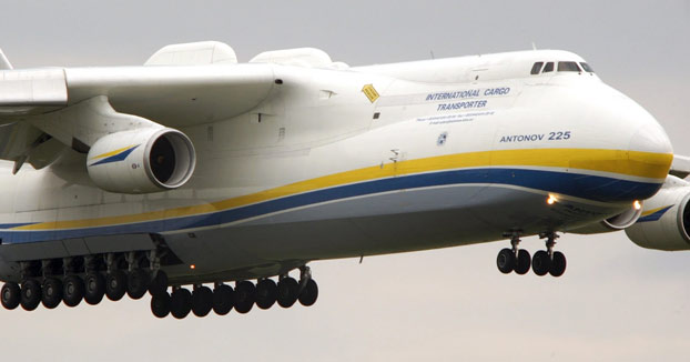 El avión más grande del mundo, AN225 Mriya, aterrizando en el aeropuerto de Oakland