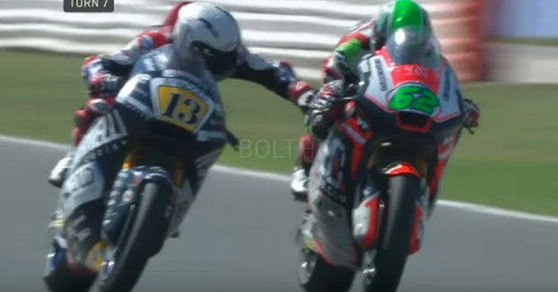 Maniobra sucia: Romano Fenati tocando el freno de Stefano Manzi en plena carrera