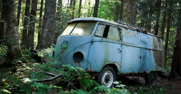 Encuentran una Volkswagen Type II abandonada durante 40 años en el bosque y deciden darle una segunda vida