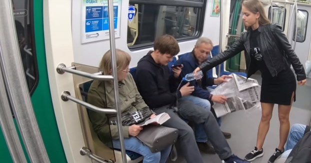 Activistas derraman agua en la entrepierna de hombres que viajan en el metro con las piernas abiertas