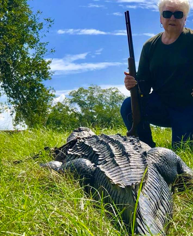 La alcaldesa de Livingston (Texas) mata a un caimán que se comió a su poni