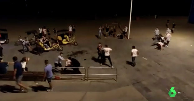 Batalla campal entre bicitaxistas legales e ilegales en la playa de la Barceloneta