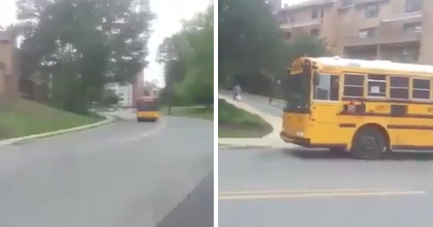 Esto es lo que ocurre en Canadá cuando un autobús escolar se detiene para dejar a los niños