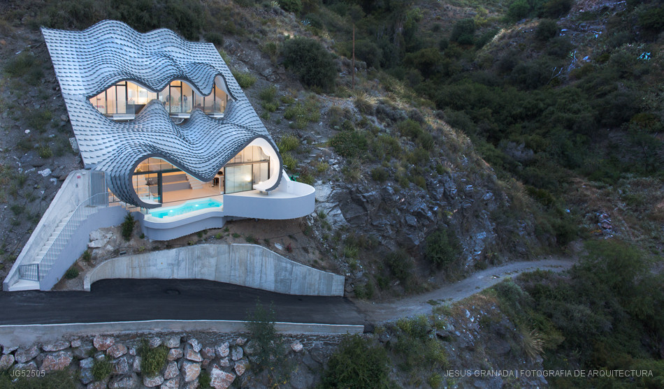 Casa encajada en un acantilado frente al mar en Granada en una parcela de 42º de inclinación