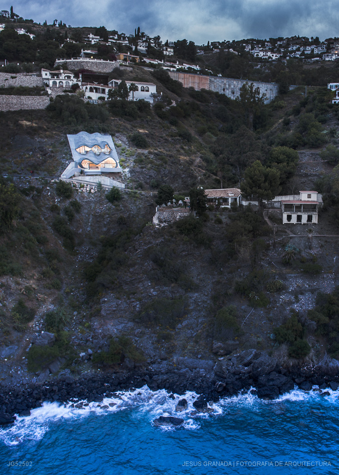 Casa encajada en un acantilado frente al mar en Granada en una parcela de 42º de inclinación
