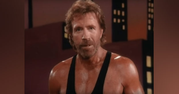 Demostración de técnicas de artes marciales con Chuck Norris y Benny "The Jet" Urquidez