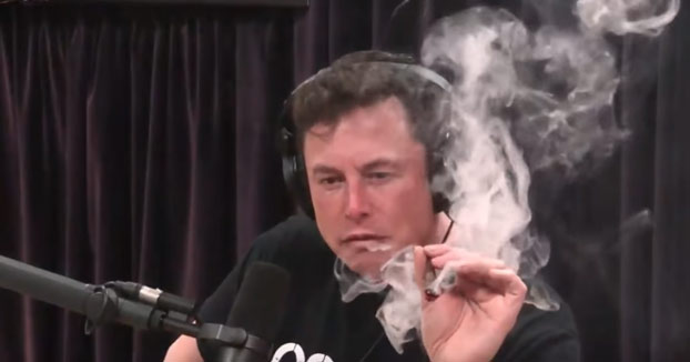 Elon Musk se fuma un porro de marihuana durante un programa de radio