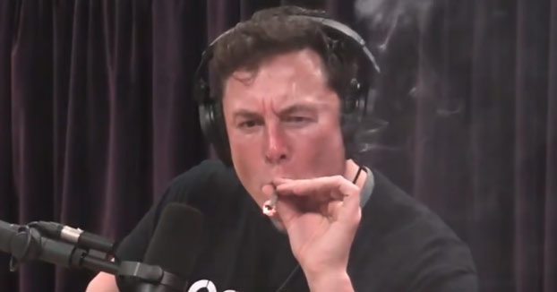Elon Musk se fuma un porro de marihuana durante un programa de radio