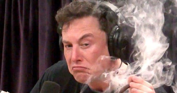 Elon Musk se fuma un porro de marihuana durante un programa de radio