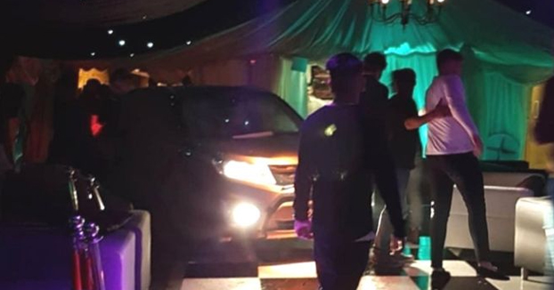 Un joven de 21 años empotra su coche contra un club nocturno lleno de gente como venganza por haber sido expulsado minutos antes