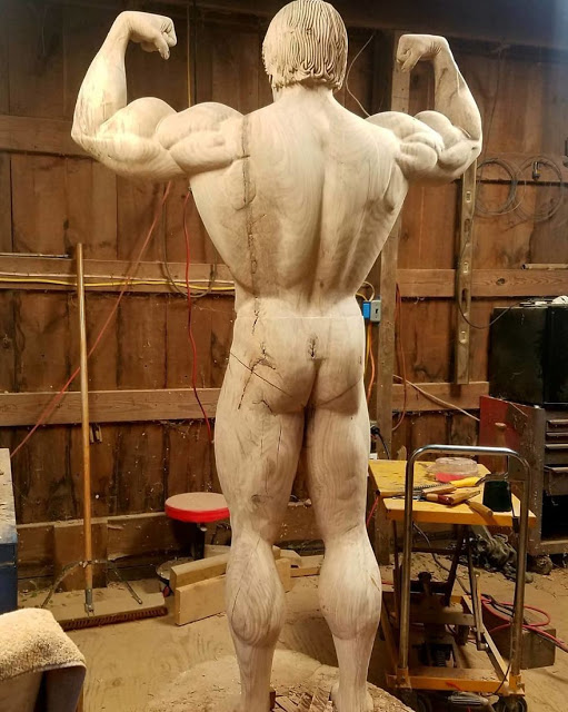 Estatua de madera de Arnold Schwarzenegger a tamaño real