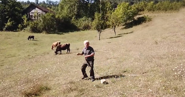 La reacción de un granjero turco de 70 años al ver un drone por primera vez