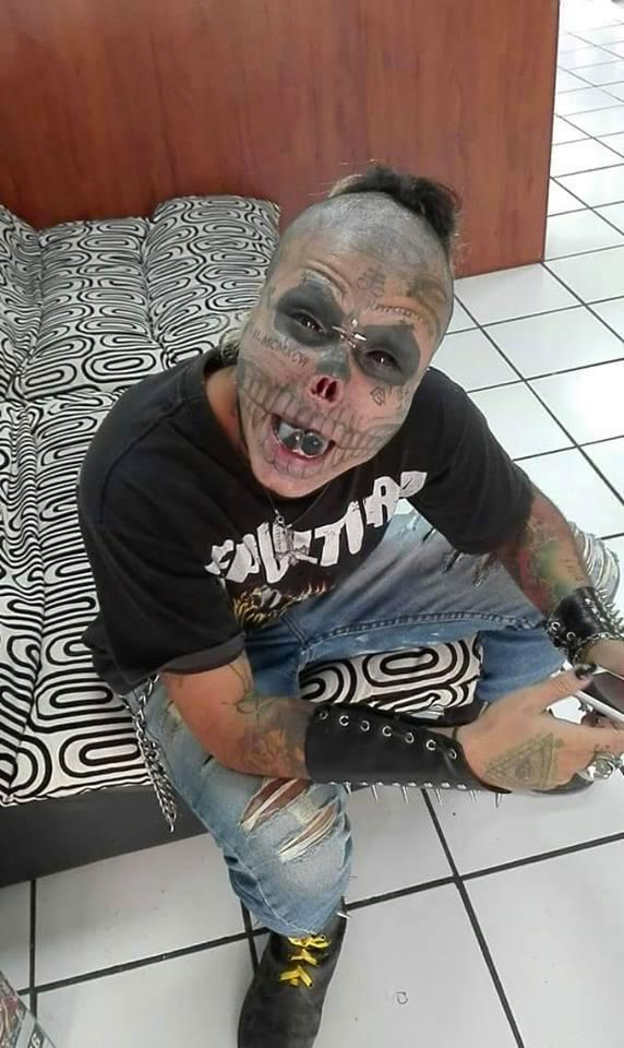 El colombiano de 22 años que se amputó la nariz y las orejas para parecer una calavera