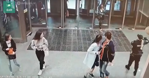 Una joven iba distraída con su móvil y rompe el cristal de una puerta del metro de San Petersburgo