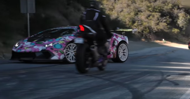 El piloto de una Yamaha R1 se libra de chocar contra el Lamborghini Huracan de Alex Choi por muy poco