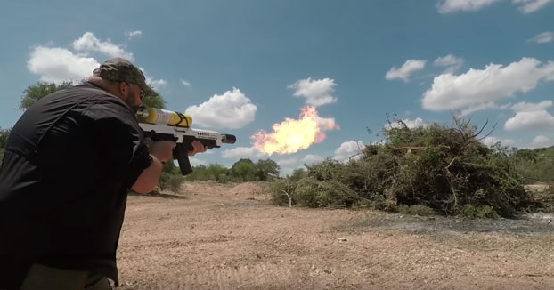 Comparando el lanzallamas de Elon Musk con un lanzallamas real del ejército