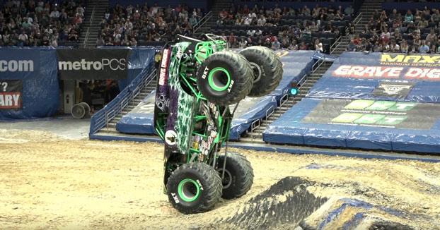 El piloto Grave Digger deleitó a los asistentes del Monster Jam con su habilidad sobre dos ruedas