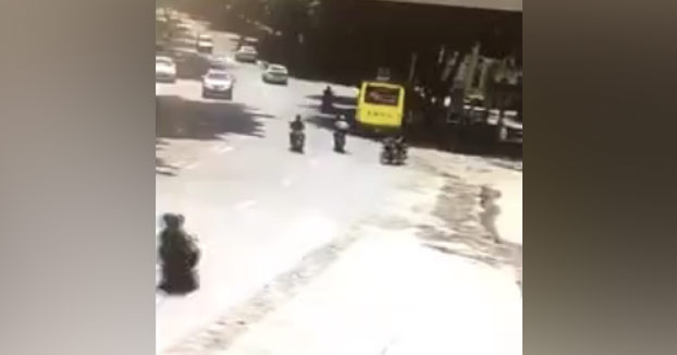 Motorista circula sin casco y utilizando su móvil y acaba chocando de forma brutal contra un bus