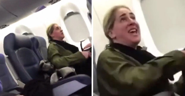 Esta mujer se negaba a sentarse junto a un bebé que lloraba en el avión y le acabó llegando el karma