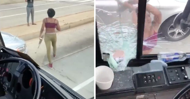 Una mujer rompe la ventanilla de un bus y atropella al conductor que criticó su forma de conducir