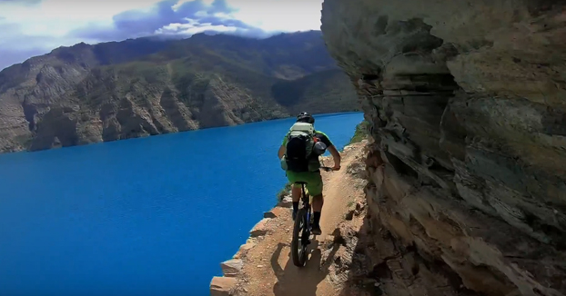 ''Relajado'' paseo en bici al lado del lago Phoksundo, en Nepal