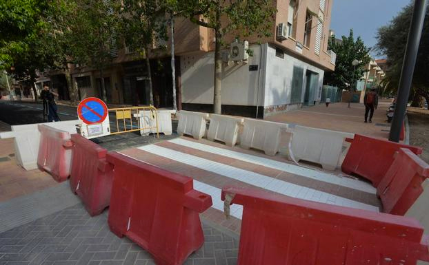 Arreglan el paso de cebra pintado al revés en Lorca