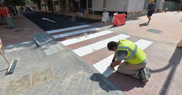 Arreglan el paso de cebra pintado al revés en Lorca