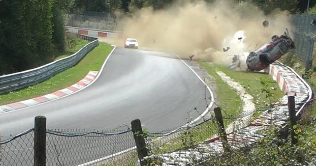 Vueltas de campana de un Porsche 911 GT3 en Nürburgring