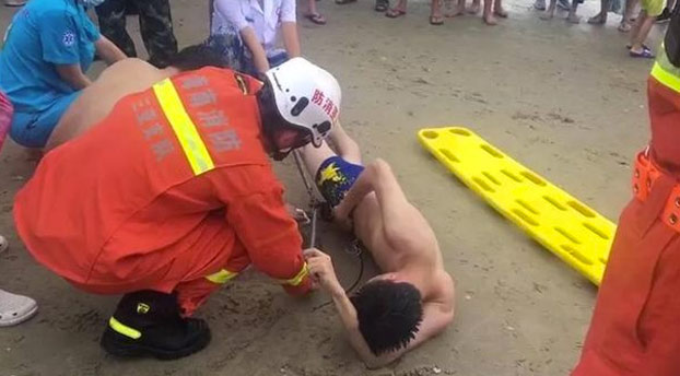 Una raya le pica a un hombre en los genitales mientras nadaba en la playa y la criatura todavía está enganchada cuando llega la ayuda