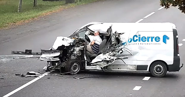 Este repartidor se queda dormido al volante y choca contra un camión que viene en sentido contrario. Es un milagro que haya sobrevivido