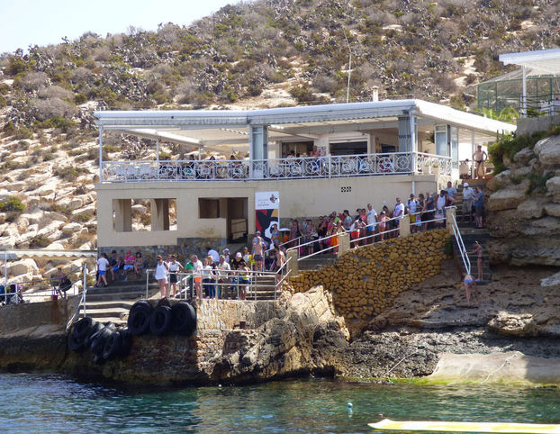 El restaurante de la isla de Benidorm pide ahora la licencia de apertura tras 50 años sirviendo paellas y hamburguesas