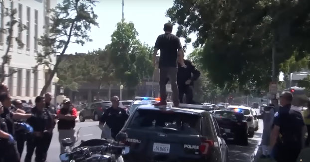 Pensó que sería divertido ponerse a saltar encima de un coche patrulla