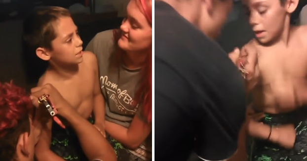 Una madre permite que su hijo de 9 años se haga un tatuaje y lo retransmite en directo por Facebook