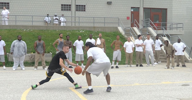 The Professor se pasa el día en una cárcel para jugar al baloncesto con los presos e inspirarlos