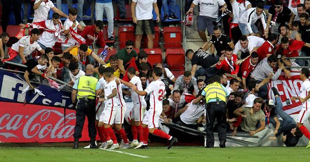 Varios heridos tras ceder la valla de una grada durante un partido entre el Éibar y el Sevilla