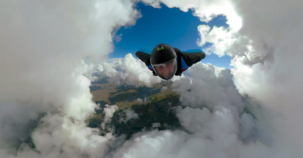 Volando entre las nubes con Wingsuit