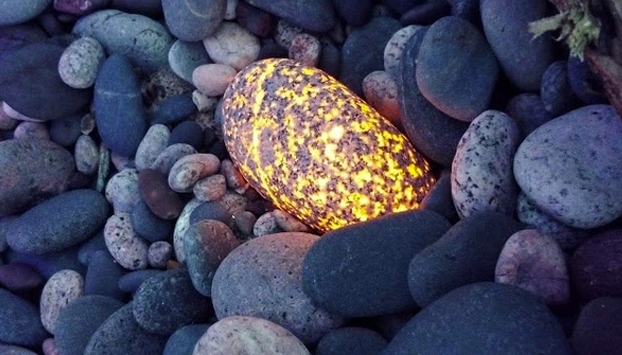 Un hombre de Michigan descubre las ''Yooperlites'', unas piedras que se iluminan con la luz negra