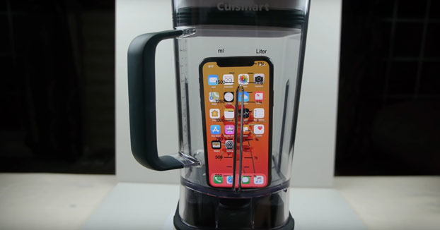 Un youtuber intenta beber con una pajita el 'jugo' de un iPhone X licuado