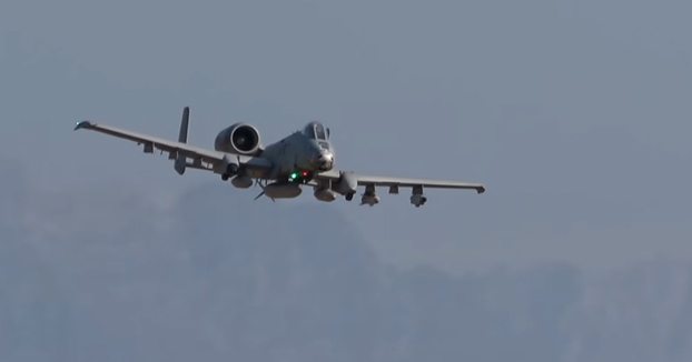 A-10 Thunderbolt II Warthog radio control tan grande que casi podrías ir montado en él