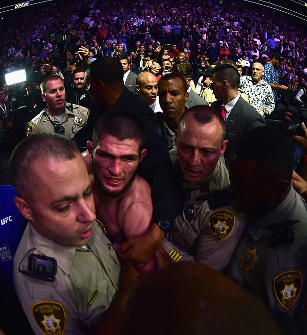 Khabib desata una batalla campal después de vencer a McGregor en el UFC 229. Vídeo del incidente
