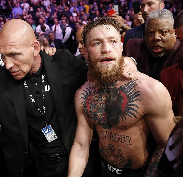 Khabib desata una batalla campal después de vencer a McGregor en el UFC 229. Vídeo del incidente