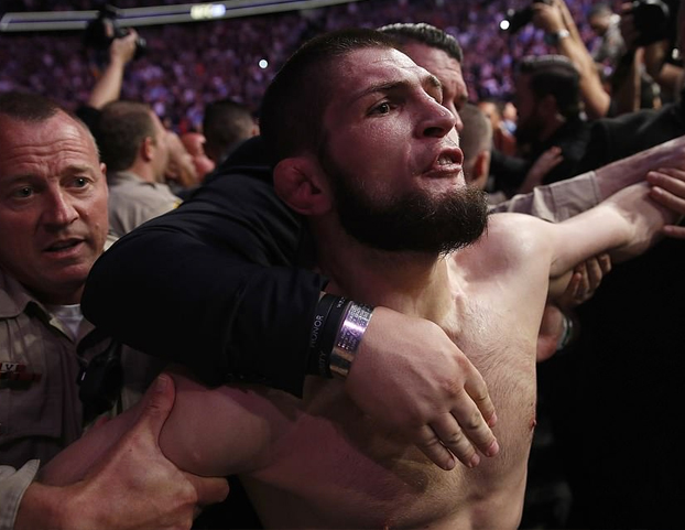 Khabib desata una batalla campal después de vencer a McGregor en el UFC 229. Vídeo del incidente