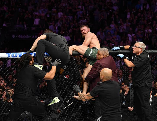 Khabib desata una batalla campal después de vencer a McGregor en el UFC 229. Vídeo del incidente