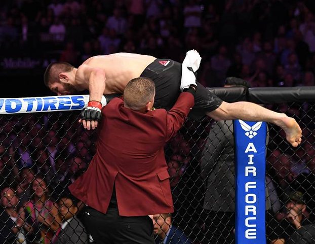 Khabib desata una batalla campal después de vencer a McGregor en el UFC 229. Vídeo del incidente