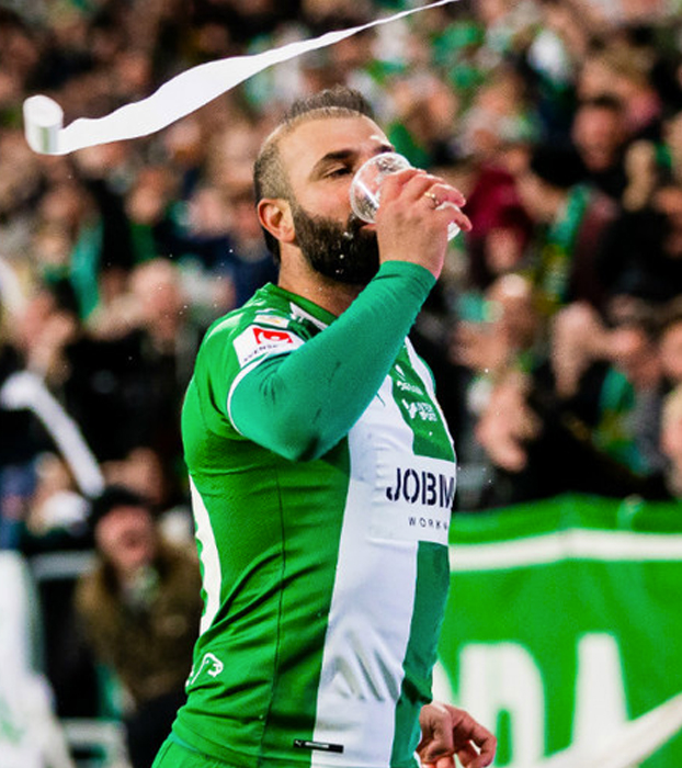 Mete un golazo de falta por la escuadra, le tiran una cerveza desde la grada, la agarra al vuelo y se la bebe