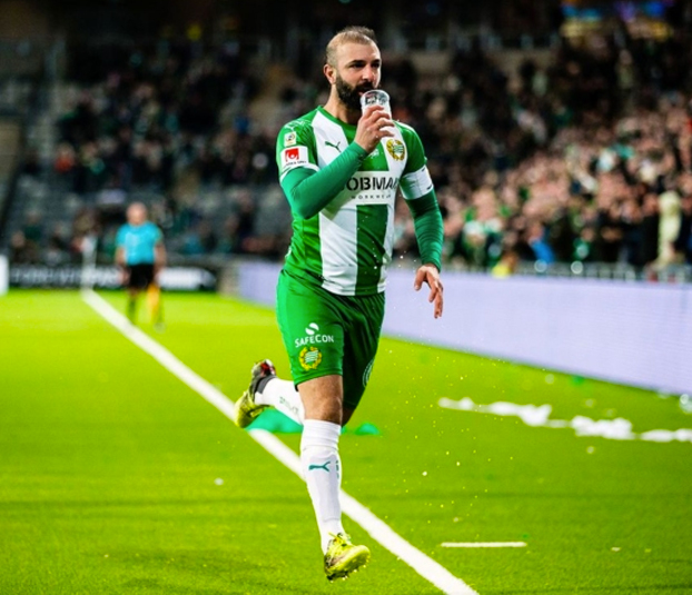 Mete un golazo de falta por la escuadra, le tiran una cerveza desde la grada, la agarra al vuelo y se la bebe